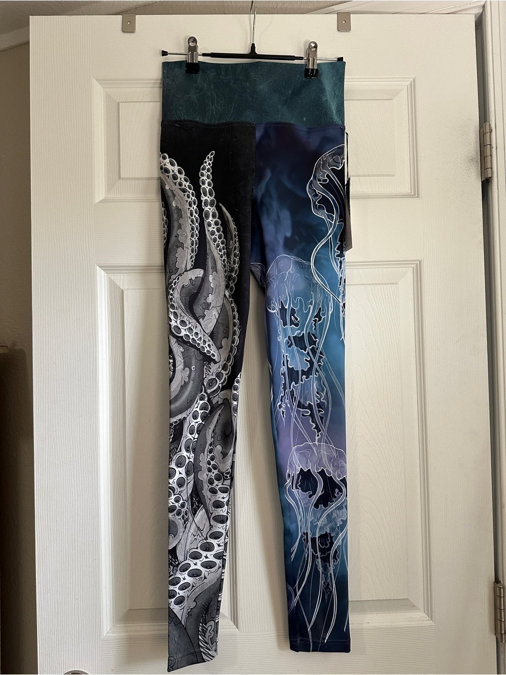 NWT Eagle Rock WERKSHOP Women's Tentacles + Jellyfish Mashup Athleisure
Leggings